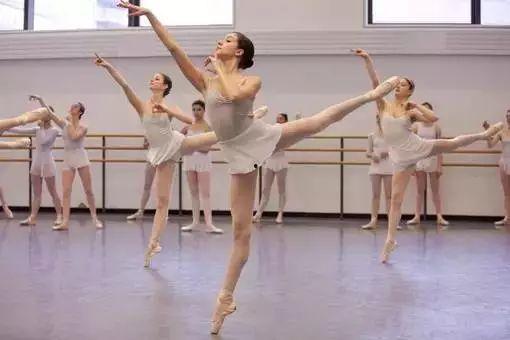 成人感动的舞蹈动作视频,成人感动舞蹈动作的深情演绎