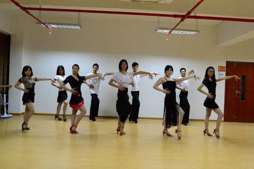 成人锻炼早操舞蹈教学视频,轻松开启活力一天